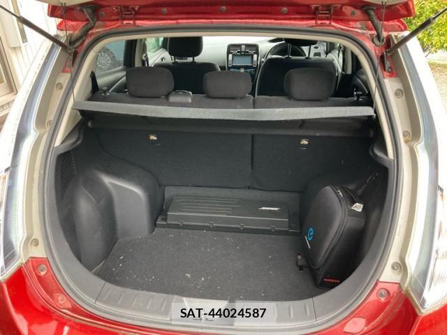 Nissan LEAF 2013-09 7358409-5