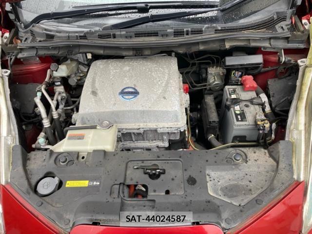 Nissan LEAF 2013-09 7358409-6