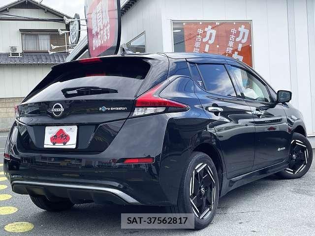 Nissan LEAF 2023-10 7501199-2