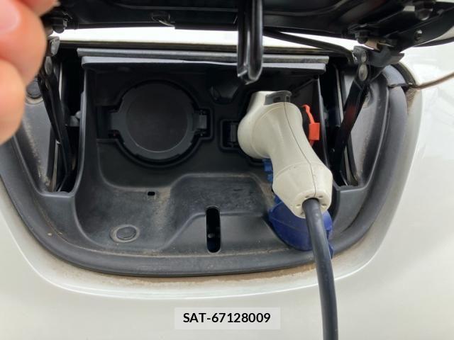 Nissan LEAF 2015-07 7962339-6