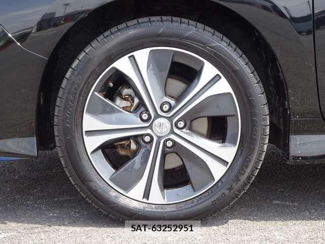 Nissan LEAF 2019-07 8036335-7