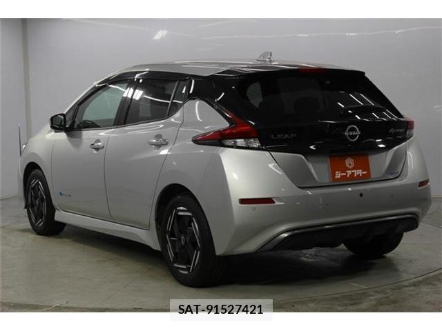 Nissan LEAF 2022-12 8100035-6