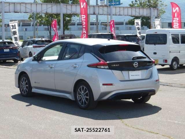 Nissan LEAF 2018-01 8208259-6