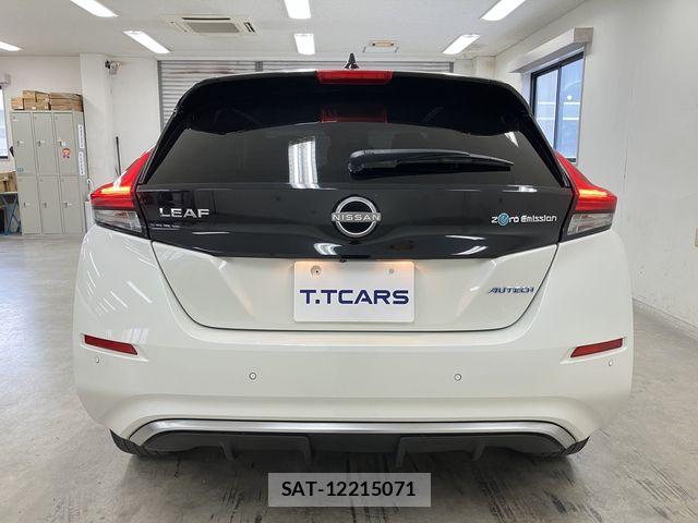 Nissan LEAF 2021-08 8208258-25