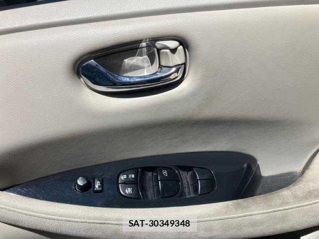 Nissan LEAF 2011-08 8315105-17
