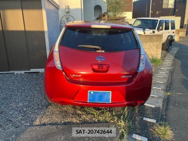 Nissan LEAF 2015-06 8366643-1