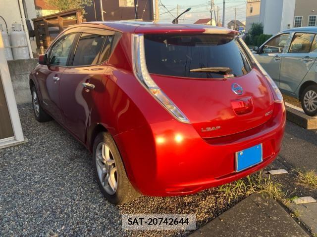 Nissan LEAF 2015-06 8366643-3
