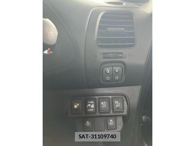 Nissan LEAF 2017-08 8366642-9