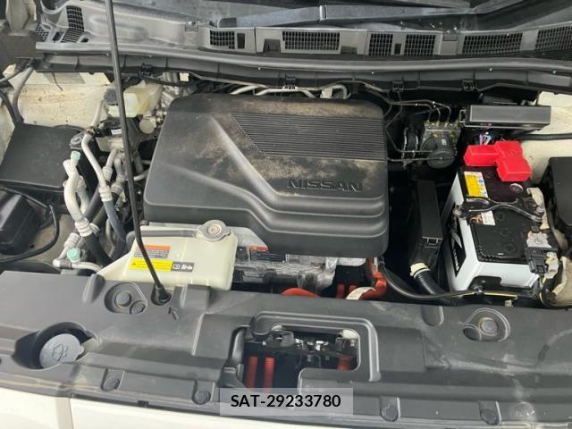 Nissan LEAF 2017-10 8562363-13