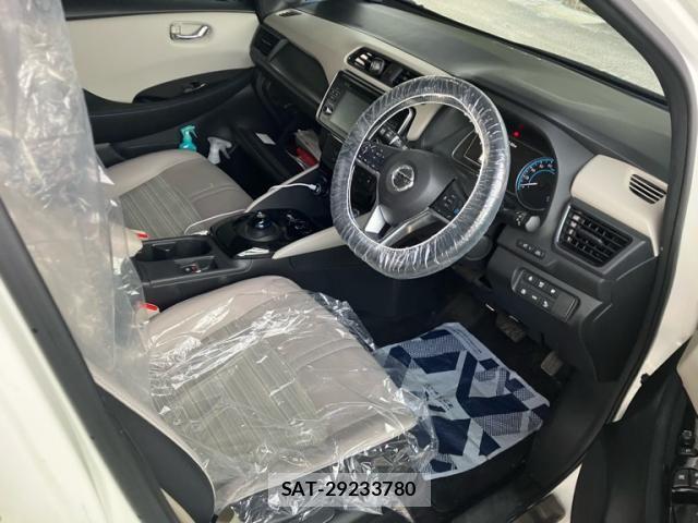 Nissan LEAF 2017-10 8562363-16