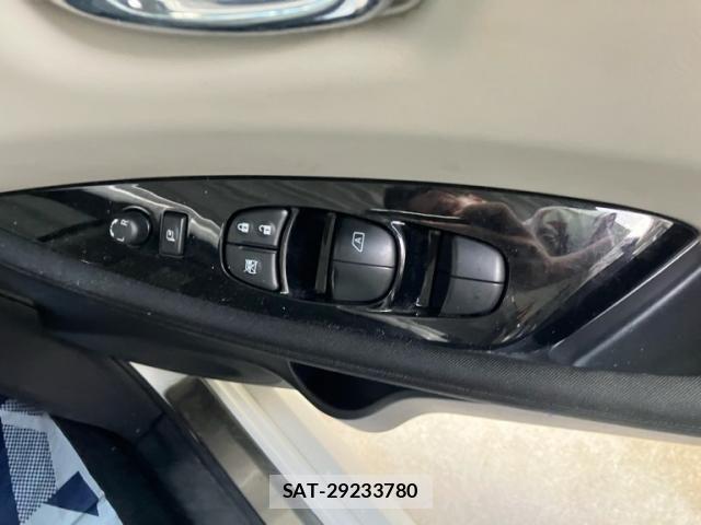 Nissan LEAF 2017-10 8562363-18