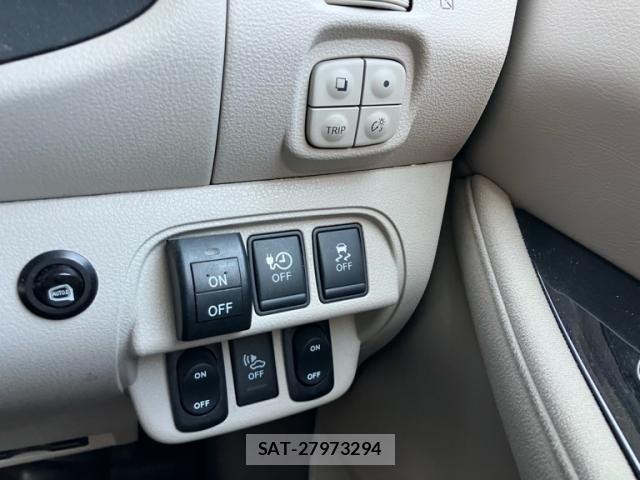 Nissan LEAF 2011-08 8562365-14
