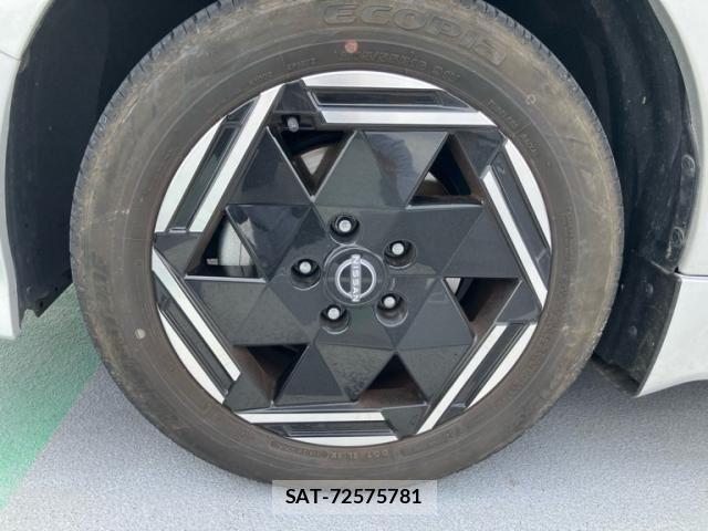 Nissan LEAF 2022-11 8562359-23