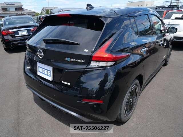 Nissan LEAF 2022-07 8685809-6