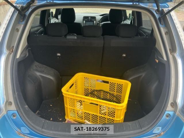 Nissan LEAF 2013-10 8743275-10