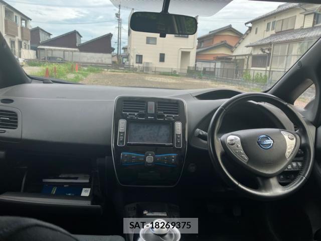 Nissan LEAF 2013-10 8743275-13
