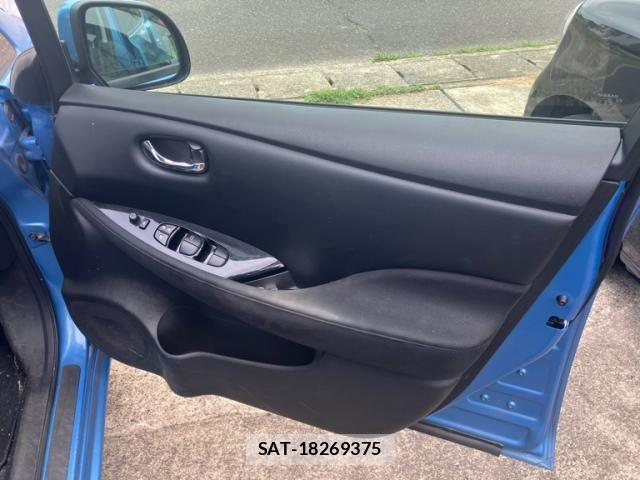 Nissan LEAF 2013-10 8743275-15