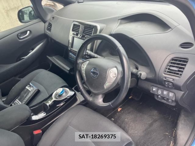 Nissan LEAF 2013-10 8743275-16