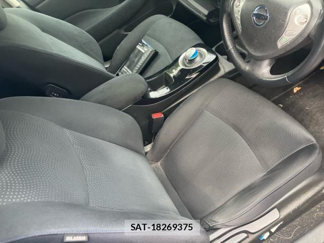 Nissan LEAF 2013-10 8743275-17