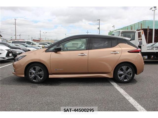 Nissan LEAF 2022-01 8796410-6