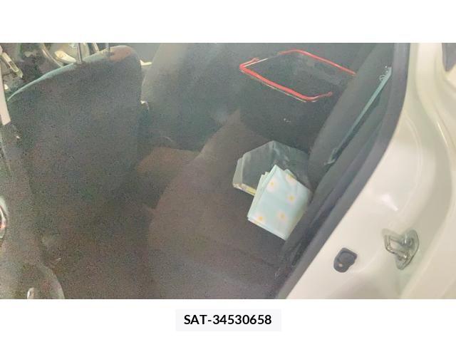 Nissan LEAF 2013-10 8829858-9