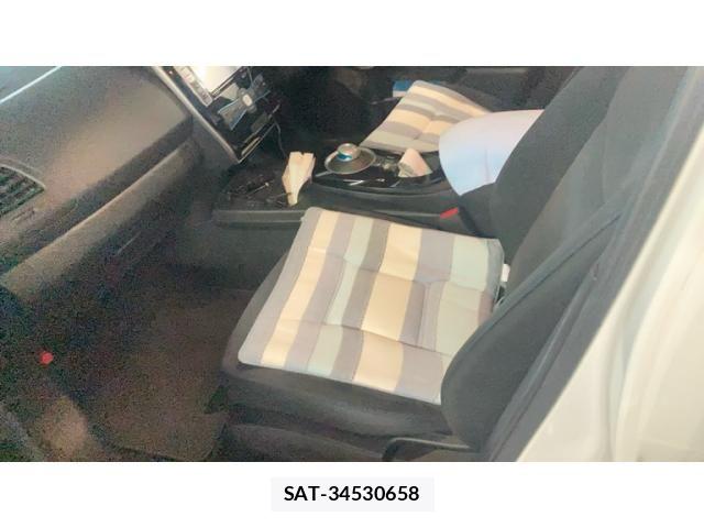Nissan LEAF 2013-10 8829858-10