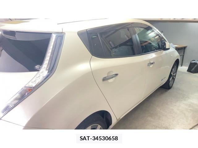 Nissan LEAF 2013-10 8829858-4