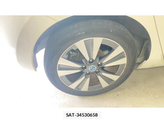Nissan LEAF 2013-10 8829858-5