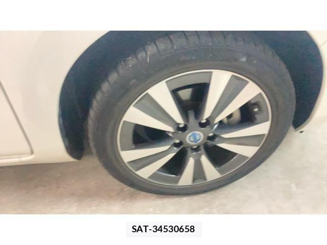 Nissan LEAF 2013-10 8829858-6