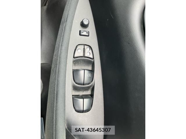 Nissan LEAF 2013-10 8871314-9