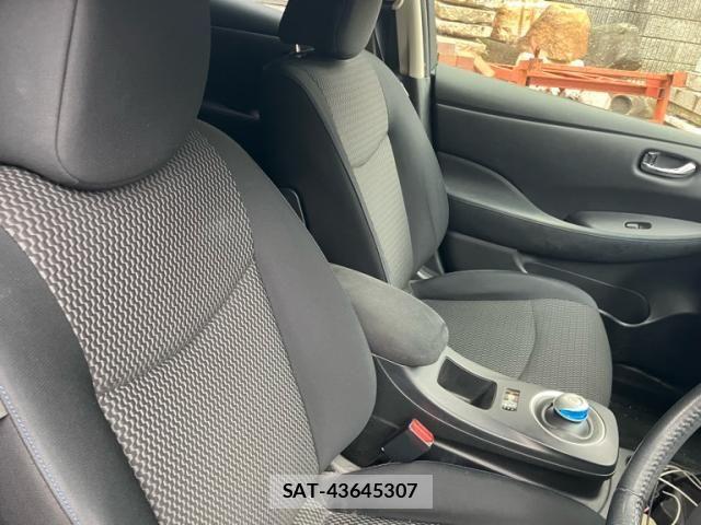 Nissan LEAF 2013-10 8871314-12
