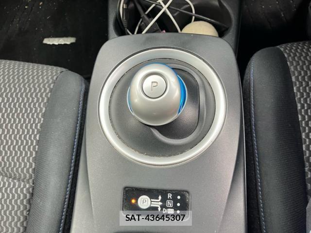 Nissan LEAF 2013-10 8871314-16