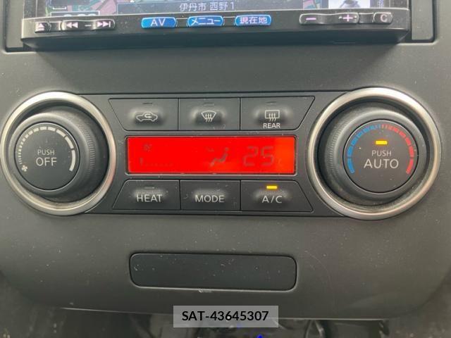 Nissan LEAF 2013-10 8871314-17