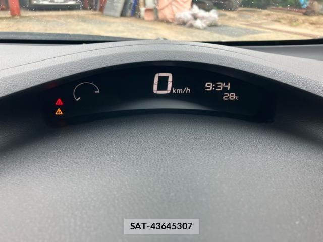 Nissan LEAF 2013-10 8871314-19
