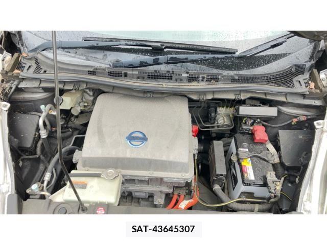 Nissan LEAF 2013-10 8871314-23