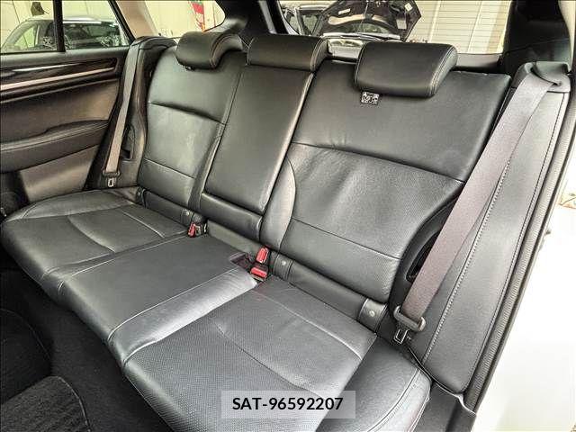 Subaru OUTBACK 2019-05 8627416-17
