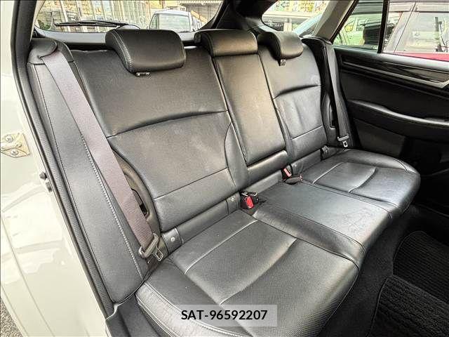 Subaru OUTBACK 2019-05 8627416-18