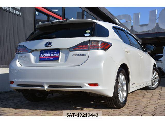 Lexus CT 2011-05 2350471-4