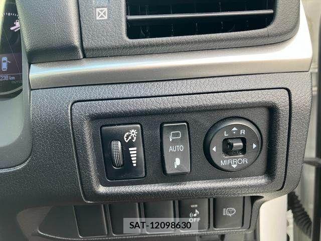 Lexus CT 2013-02 2668639-11