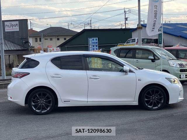 Lexus CT 2013-02 2668639-3