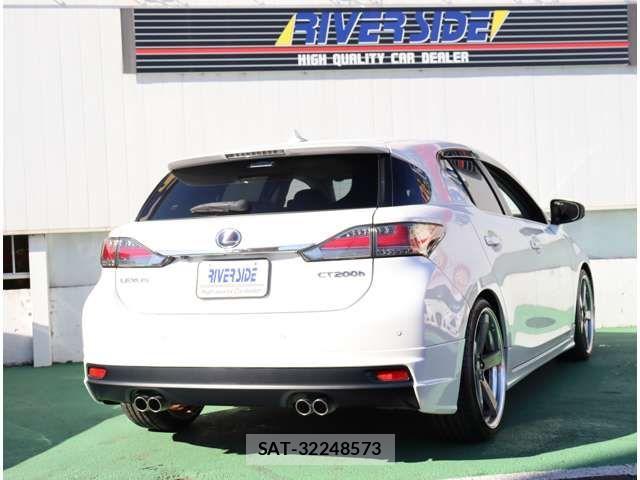 Lexus CT 2011-07 3377672-2