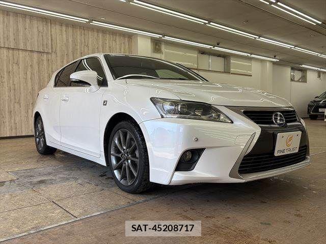 Lexus CT 2011-10 4595309-14