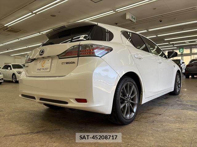 Lexus CT 2011-10 4595309-17