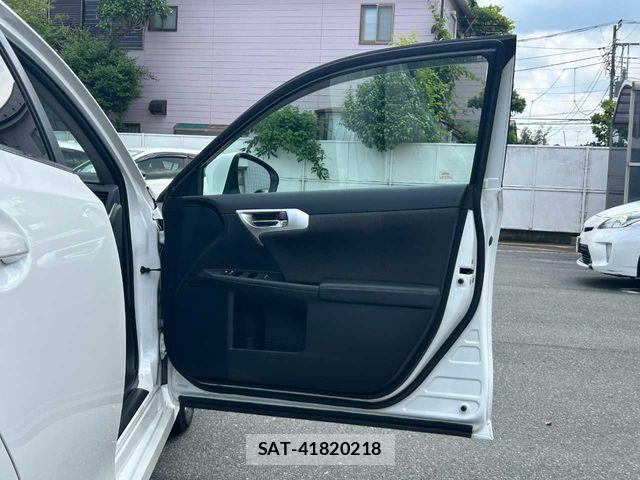 Lexus CT 2011-06 6907637-14