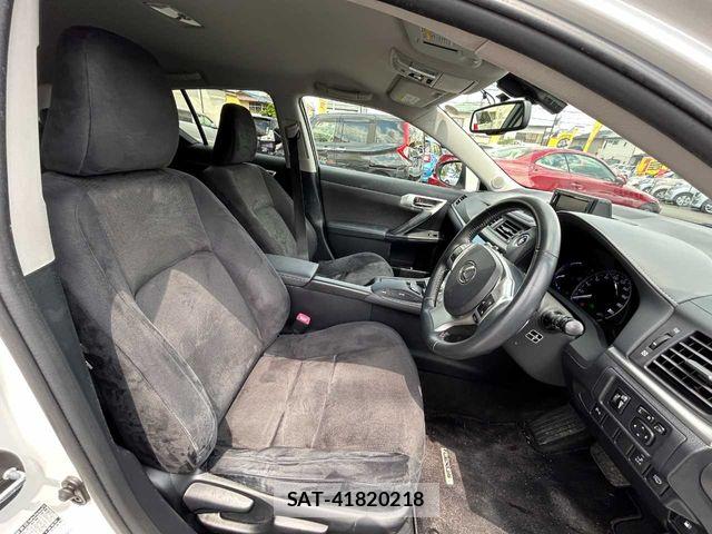 Lexus CT 2011-06 6907637-17