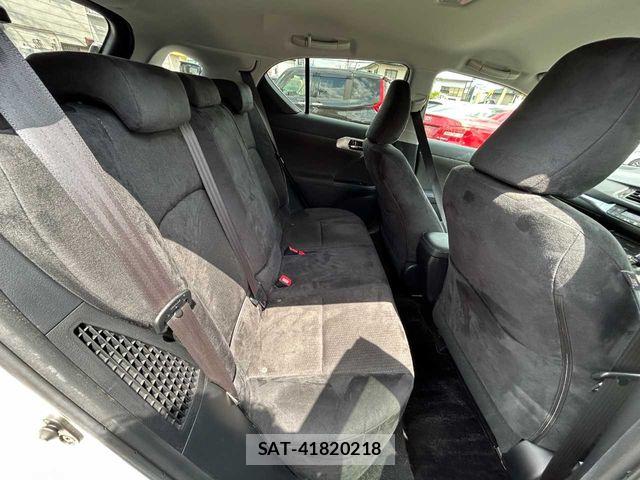 Lexus CT 2011-06 6907637-18