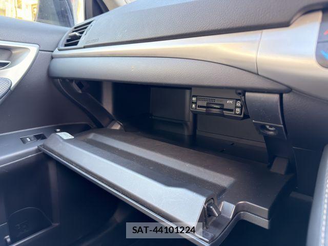 Lexus CT 2012-06 7220862-11