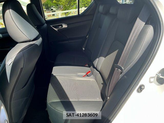 Lexus CT 2011-08 7220859-12