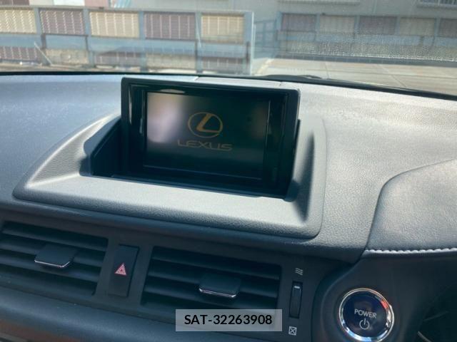 Lexus CT 2011-08 7327996-12