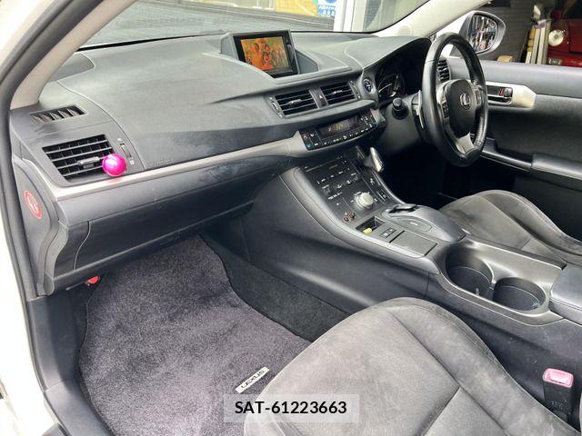 Lexus CT 2011-04 7455359-11